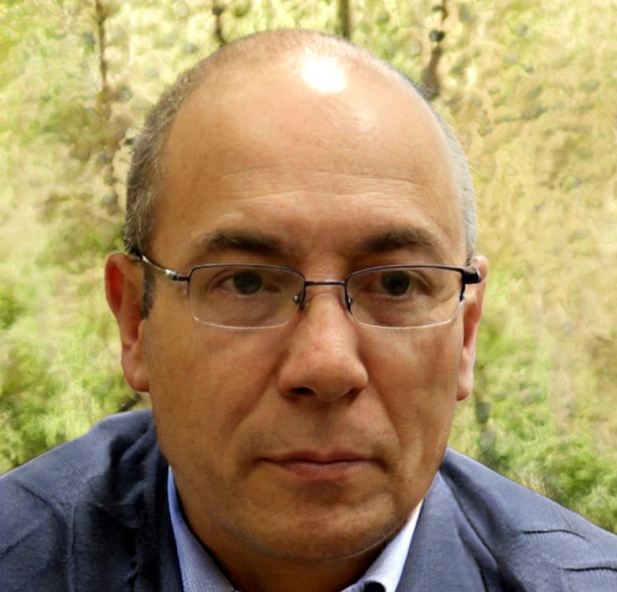 Genitore che pratica l'ascolto attento e presente
