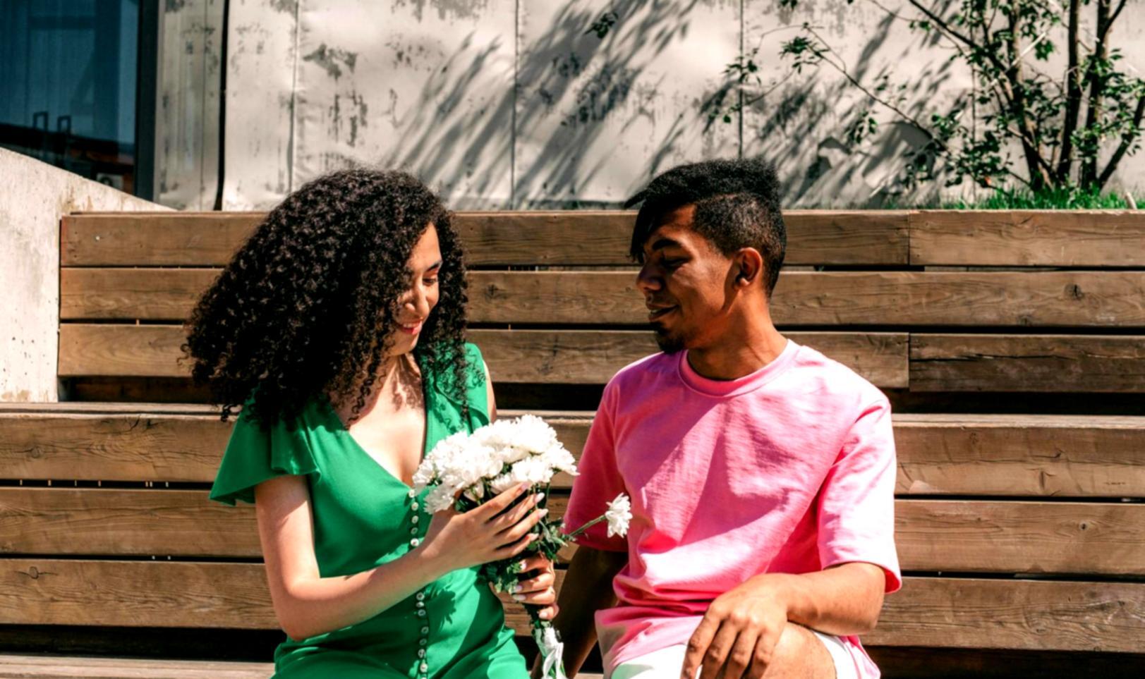 Momento di connessione tra genitori e figli durante una conversazione